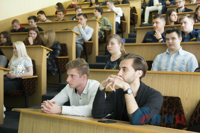 Выдача удостоверений кандидатам в Молодежный парламент от ЛНУ им. Даля, Луганск, 9 апреля 2019 года