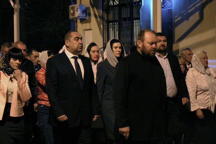 Представители руководства ЛНР встретили Пасху в Петропавловском соборе Луганска, 12 апреля 2015 года.