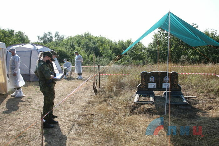 Извлечение из захоронения останков жертвы агрессии ВСУ, Сабовка, 11 августа 2021 года