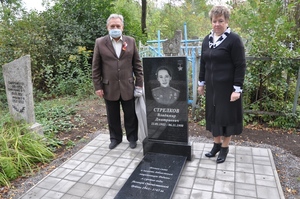 Жители Стаханова открыли памятник Герою Советского Союза Владимиру Стрелкову