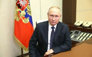 Путин поздравил россиян с Днем защитника Отечества