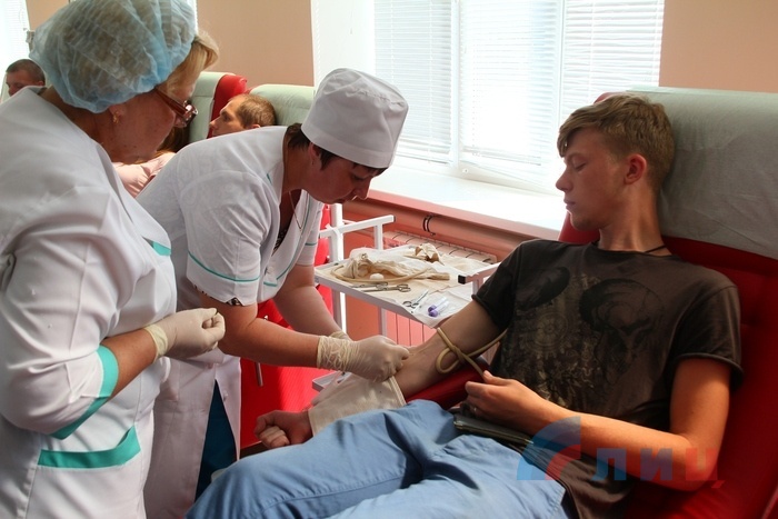 Акция луганских блогеров по сдаче крови в Республиканской станции переливания крови, Луганск, 15 июня 2015 года