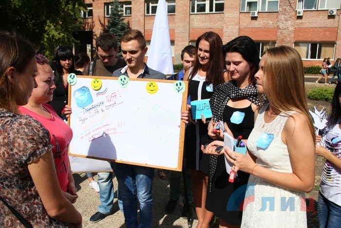 Акция студентов ЛГУ имени Тараса Шевченко в честь Международного дня мира, Луганск, 21 сентября 2015 года