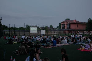 Около 150 человек посетили кинопоказ под открытым небом в студгородке ЛГПУ
