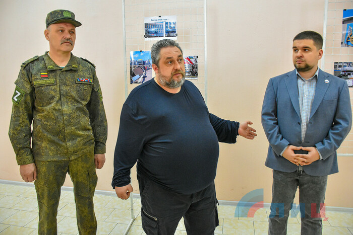 Фотовыставка, посвященная годовщине взятия здания СБУ, Луганск, 6 апреля 2023 года