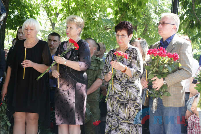 Открытие памятного знака "Жертвам авиаудара 2 июня 2014 года", Луганск, 2 июня 2018 года