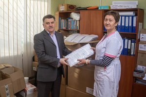 Члены президиума политсовета луганского реготделения ЕР передали помощь медучреждениям ЛНР