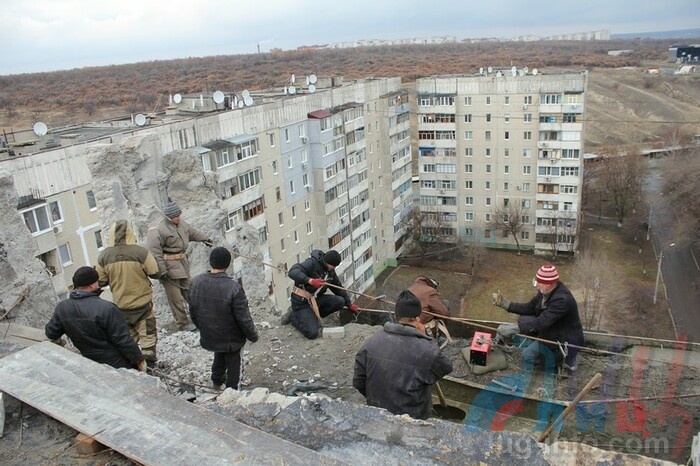 Восстановление десятиэтажного жилого дома в квартале Заречный, Луганск, 1 декабря 2015 года
