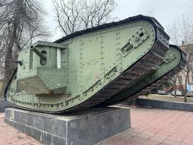 Луганск единственный в мире сохранил дуэт британских танков времен Гражданской войны