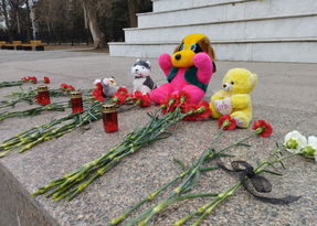 Стихийный мемориал в память о погибших в "Крокус Сити Холле", Луганск, 23 марта 2024 года