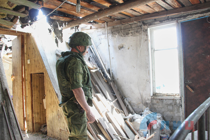 Последствия обстрела поселка Донецкий со стороны ВСУ, Кировск, 5 июня 2018 года