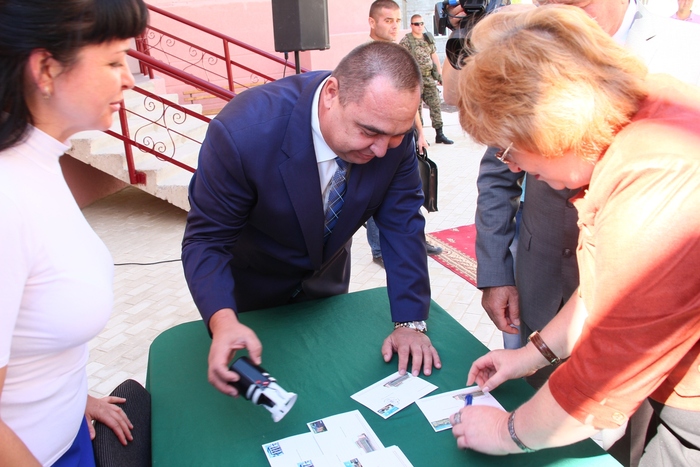 Глава ЛНР проводит спецгашение блока марок, посвященных 220-летию Луганска, 12 сентября 2015 года