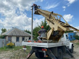 Энергетики восстанавливают электроснабжение в поселке под Северодонецком