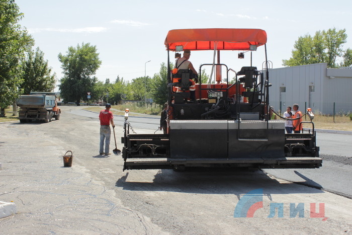 Восстановление дорожного покрытия на территорий Алчевской автостанции № 1, Алчевск, 5 августа 2015 года