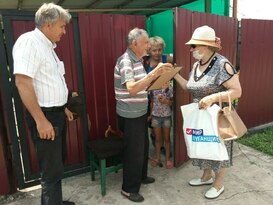 Перевальские общественники поздравили с 85-летием ветерана-шахтера Федора Тодорова