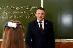 Пасечник поздравил с Днем знаний учащихся луганской гимназии № 36