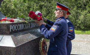 Жители Луганска накануне Дня России почтили память российских добровольцев