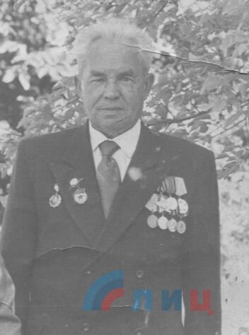Вольф Александр Ефимович (1904 - 1986). Воевал с 1941 по 1945 год, разведчик. Награжден орденами Красной Звезды, Славы, медалями.