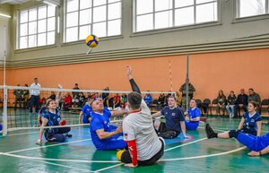 Паралимпийцы из Москвы провели в Луганске мастер-класс по волейболу сидя для ветеранов СВО