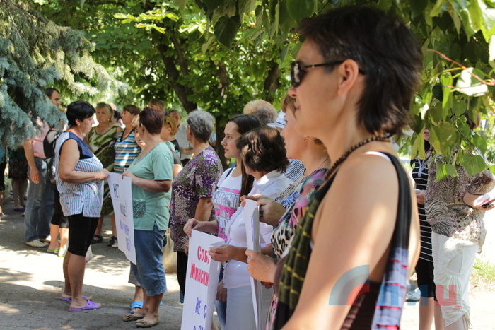 Митинг жителей села Пришиб с требованием к ВСУ прекратить обстрелы, чтобы восстановить электроснабжение, 7 июля 2015 года