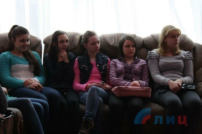 Арт-встреча "Занавес раскрылся, тише!…" с учениками школы № 25 в Луганской молодежной библиотеке, Луганск, 21 марта 2016 года