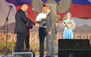 Концерт заслуженного артиста РФ и передача автомобиля медикам состоялись в Старобельске