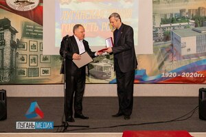 Геральдическая палата РФ передала луганскому музею награды стрелковых дивизий времен ВОВ