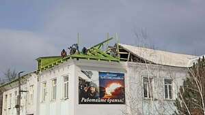 Калужане восстанавливают 17 поврежденных обстрелами ВСУ объектов в Первомайске – мэр