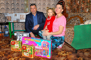 Глава администрации Свердловщины исполнил новогодние желания четырехлетних двойняшек