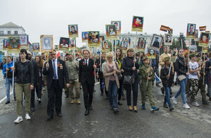 Иностранные гости пронесли в "Бессмертном полку" фото погибших от обстрелов ВСУ детей ЛНР (ФОТО)