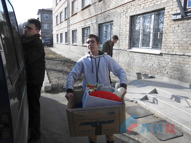 енпрокуратура ЛНР передала нуждающимся вещи, изъятые у "банды Бэтмена", 18 марта  2015 года