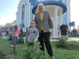 Школьники и общественники ко Дню учителя озеленили территорию луганского храма "Умиление"