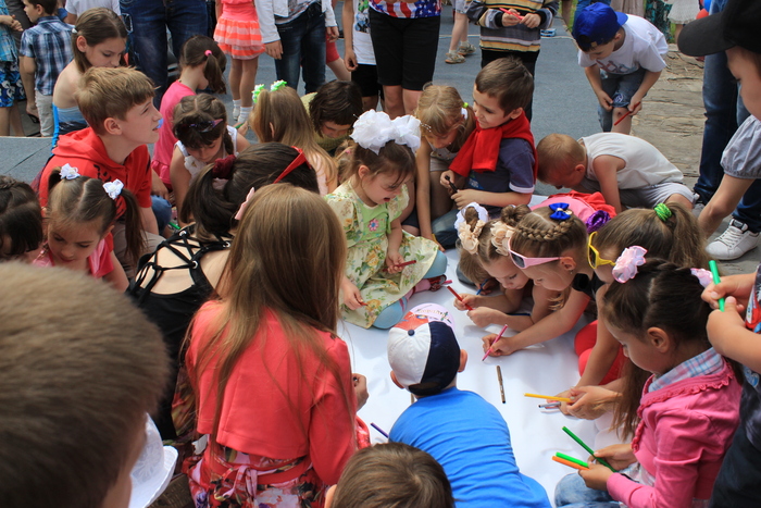 Праздник, посвященный Международному дню защиты детей, в сквере имени "Молодая гвардия", Луганск, 1 июня 2015 года