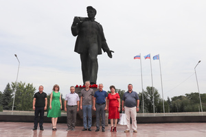 Руководители Стаханова и Омской области возложили цветы к памятнику знаменитому шахтеру