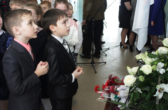 Открытие мемориальной таблички первокласснику Евгению Орехову, погибшему летом 2014 года, в школе №17, Луганск, 29 марта 2016 года