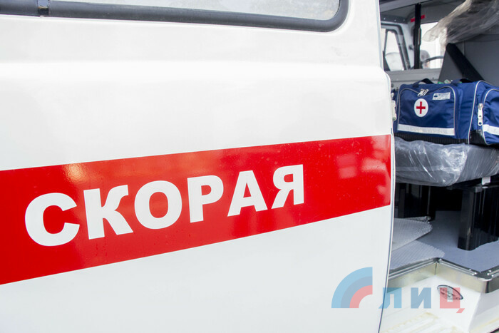 Передача ключей от автомобилей скорой помощи представителям здравоохранения регионов ЛНР, Луганск, 14 октября 2020 года
