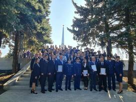 Молодые прокуроры приняли присягу на мемориале "Острая могила" в Луганске