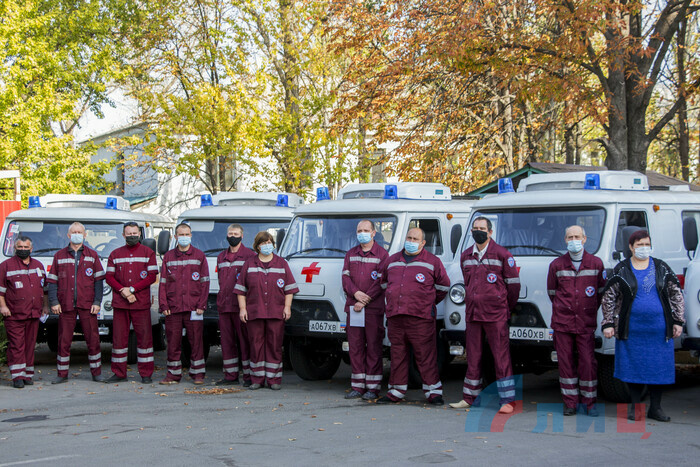 Передача ключей от автомобилей скорой помощи представителям здравоохранения регионов ЛНР, Луганск, 14 октября 2020 года