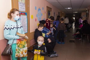 Десять российских медбригад проводят в ЛНР профильные осмотры детей и подростков