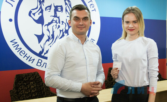 Выдача удостоверений кандидатам в Молодежный парламент от ЛНУ им. Даля, Луганск, 9 апреля 2019 года