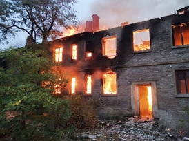 Возникший из-за детской шалости пожар уничтожил нежилой многоквартирный дом в Перевальске