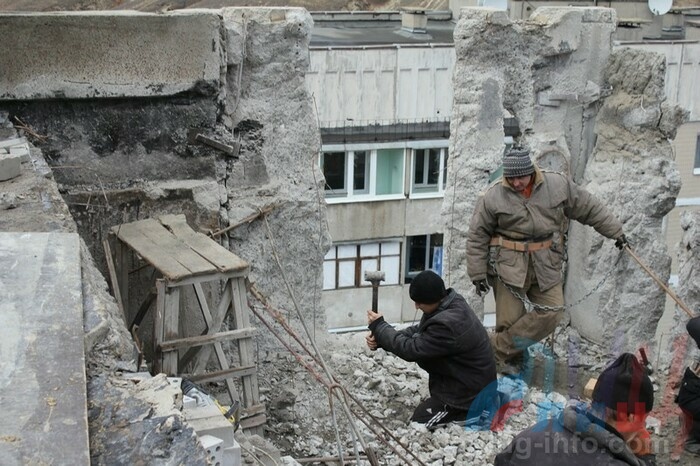 Восстановление десятиэтажного жилого дома в квартале Заречный, Луганск, 1 декабря 2015 года