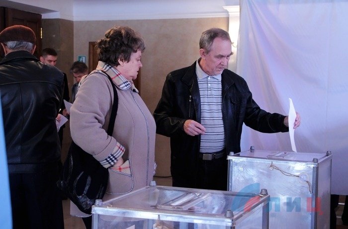 Предварительное общественное голосование на избирательном участке № 69, Луганск, 2 октября 2016 года