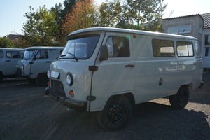 Красноярский край доставил в Свердловск новые автомобили УАЗ для передачи на фронт