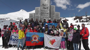 Альпинисты ЛНР в пятый раз участвовали в самом высокогорном шествии "Бессмертного полка" (ФОТО)
