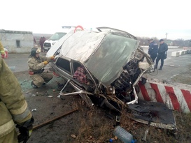 Легковая машина врезалась в бетонные блоки у Роскошного, водитель и пассажир погибли – МЧС