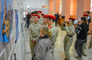 Фотовыставка, посвященная годовщине взятия здания СБУ в Луганске, открылась в Горьковке