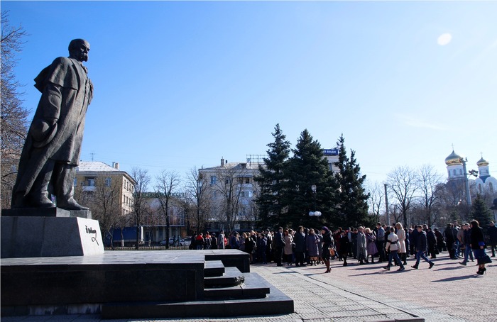 Возложение цветов к памятнику Тарасу Шевченко, Луганск, 9 марта 2016 года