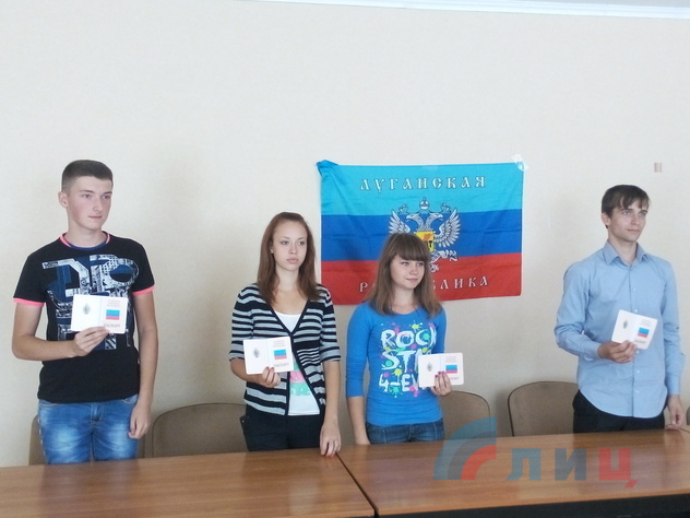 Первые пять жителей Первомайска получили паспорта ЛНР, Первомайск, 21 сентября 2015 года