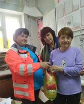 Красный Крест ЛНР передал продукты эвакуированным из зон боевых действий в Троицкий район